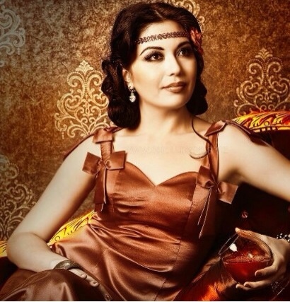 Динейра шарқона наволар оғушида