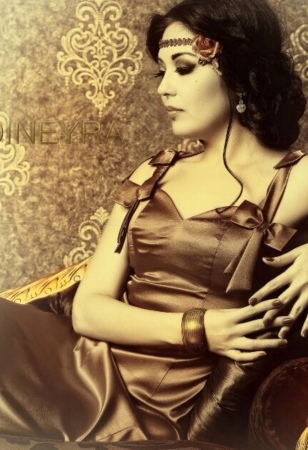 Динейра шарқона наволар оғушида