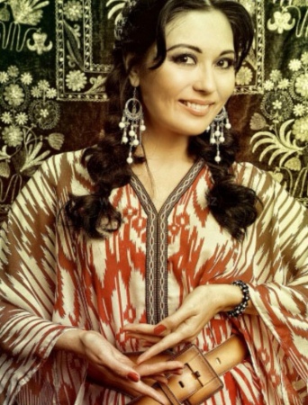 Динейра шарқона наволар оғушида