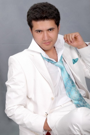 Ёдгор Мирзажонов  аёллар учун куйлайди.