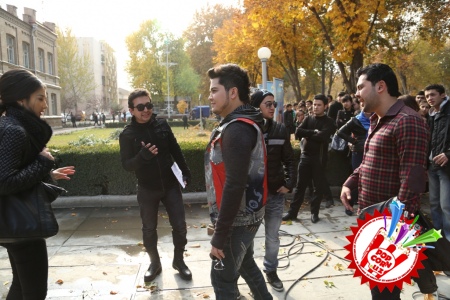 Сарвар ва Комил бир қизни севадими?