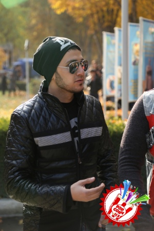 Сарвар ва Комил бир қизни севадими?