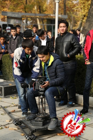 Сарвар ва Комил бир қизни севадими?