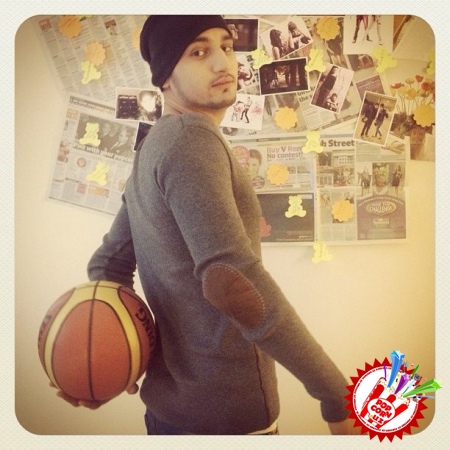 Замон гуруҳи ижодкори саволлар гирдобида.