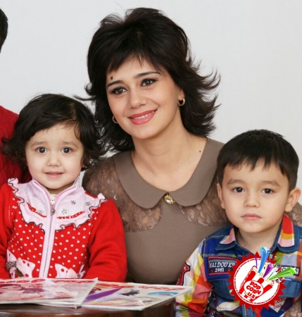 Наргиза Абдуллаева фильмларда ҳам она ролида.