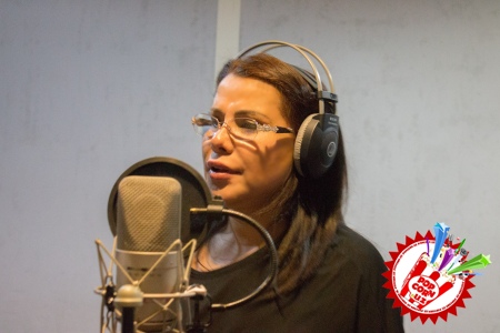 Юлдуз Усмонова баҳор айёмига туҳфа тайёрламоқда