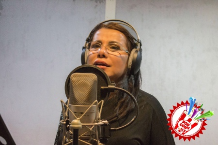 Юлдуз Усмонова баҳор айёмига туҳфа тайёрламоқда