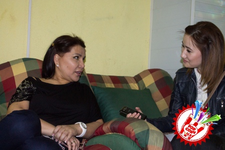 Юлдуз Усмонова баҳор айёмига туҳфа тайёрламоқда