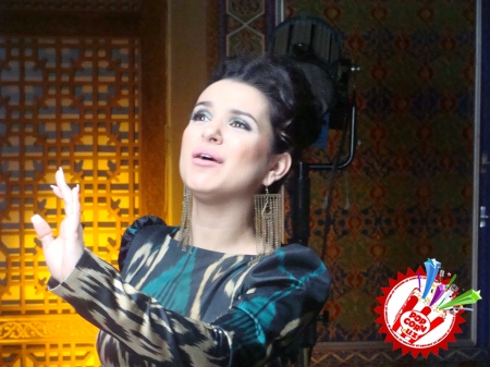 Нилуфар Усмонова чапани халқига бўлган меҳрини қўшиққа муҳрлади