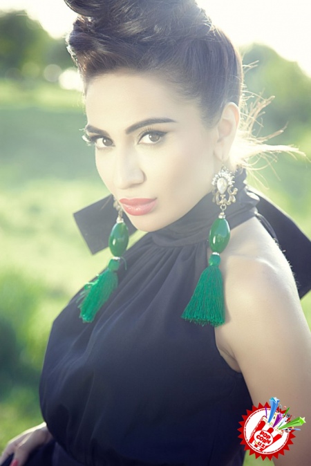 Муниса Ризаева мухлислар учун туҳфалар тайёрламоқда