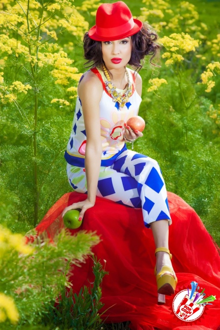 Муниса Ризаева мухлислар учун туҳфалар тайёрламоқда