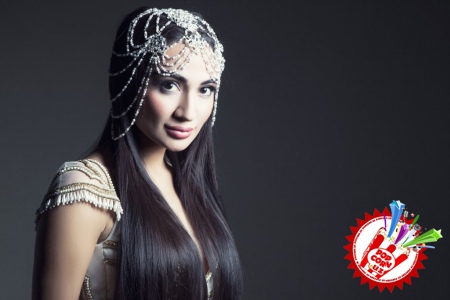 Муниса Ризаева мухлислар учун туҳфалар тайёрламоқда