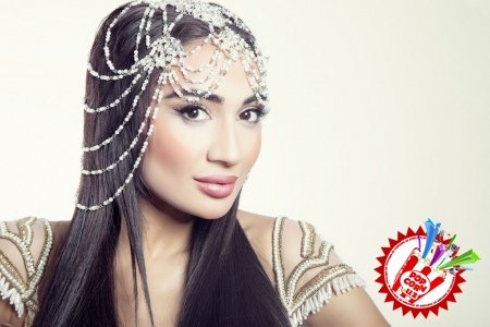 Муниса Ризаева мухлислар учун туҳфалар тайёрламоқда