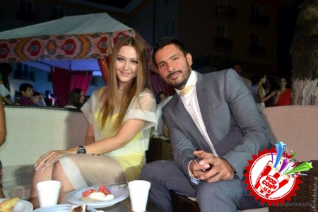 Dj Piligrim Лолага совғалар улашмоқда...