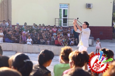 Халқ нима учун уни севади? Талантми ёки омадми? Ўзбекистонда хизмат кўрсатган артист Сардор Раҳимхоннинг Наманган вилояти бўйлаб гастроль сафаридан бугунги тафсилотлар.