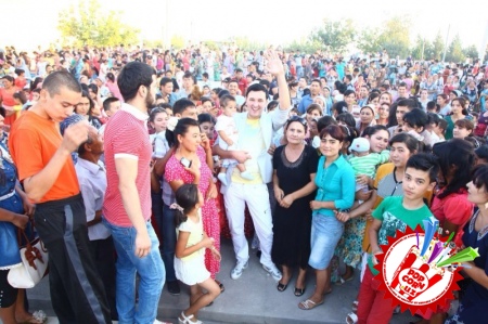 Халқ нима учун уни севади? Талантми ёки омадми? Ўзбекистонда хизмат кўрсатган артист Сардор Раҳимхоннинг Наманган вилояти бўйлаб гастроль сафаридан бугунги тафсилотлар.