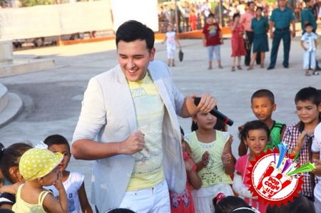 Халқ нима учун уни севади? Талантми ёки омадми? Ўзбекистонда хизмат кўрсатган артист Сардор Раҳимхоннинг Наманган вилояти бўйлаб гастроль сафаридан бугунги тафсилотлар.