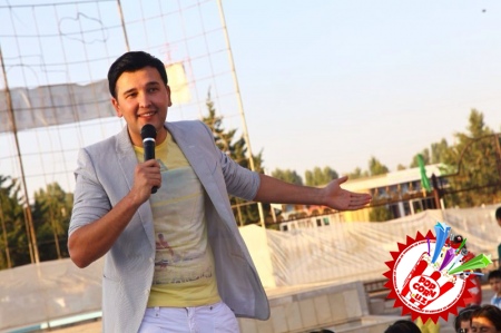 Халқ нима учун уни севади? Талантми ёки омадми? Ўзбекистонда хизмат кўрсатган артист Сардор Раҳимхоннинг Наманган вилояти бўйлаб гастроль сафаридан бугунги тафсилотлар.