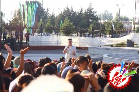 Халқ нима учун уни севади? Талантми ёки омадми? Ўзбекистонда хизмат кўрсатган артист Сардор Раҳимхоннинг Наманган вилояти бўйлаб гастроль сафаридан бугунги тафсилотлар.