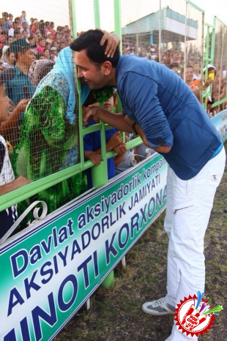 Сардор Раҳимхоннинг Наманган шаҳри бўйлаб гастроль сафарининг охирги якунловчи куни.