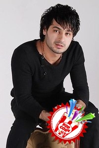 Отабек Муталхўжаев ўзгача мавзудаги қўшиқни тақдим этиш арафасида.