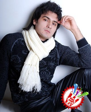 Отабек Муталхўжаев ўзгача мавзудаги қўшиқни тақдим этиш арафасида.