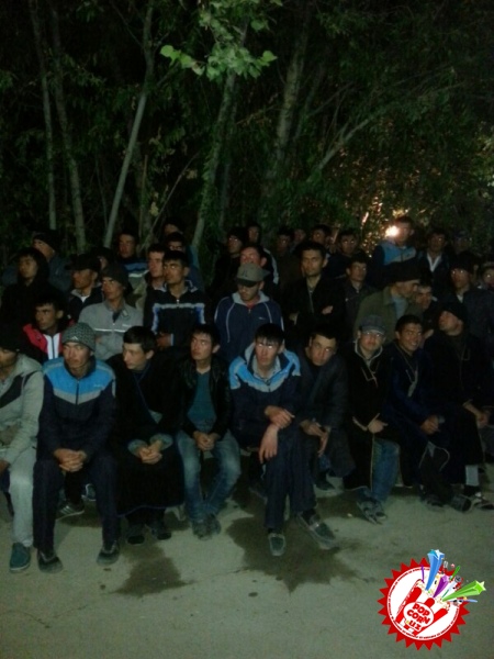 Алишер Рузметов ва Дилсўз пахтазорда хизмат килаётган мехнаткашлар билан бирга