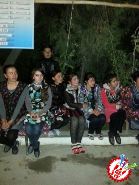 Алишер Рузметов ва Дилсўз пахтазорда хизмат килаётган мехнаткашлар билан бирга