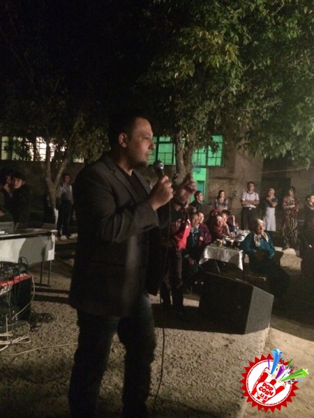 Алишер Рузметов ва Дилсўз пахтазорда хизмат килаётган мехнаткашлар билан бирга