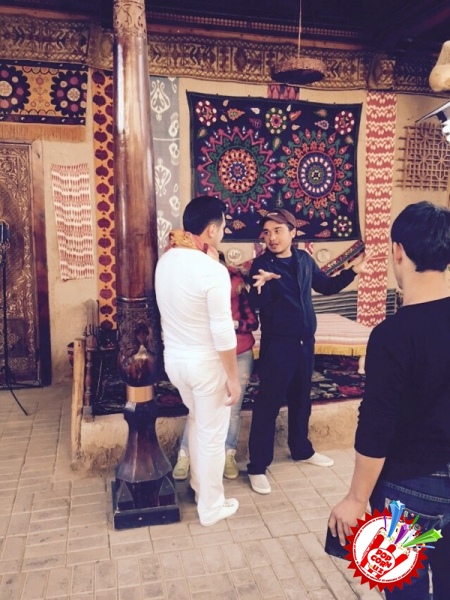 Дилшод Ҳоликов мухлислари учун туҳфа тайёрламоқда