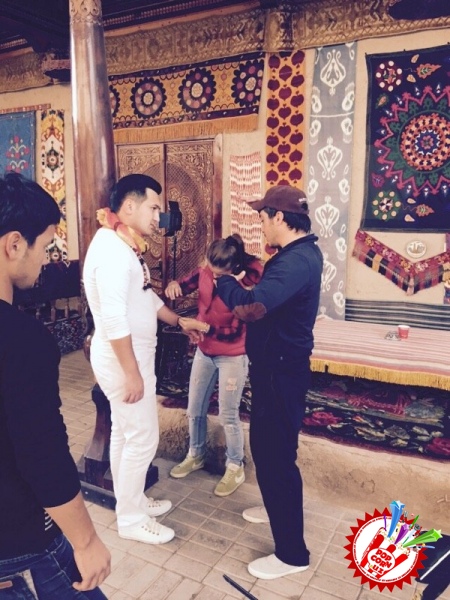 Дилшод Ҳоликов мухлислари учун туҳфа тайёрламоқда