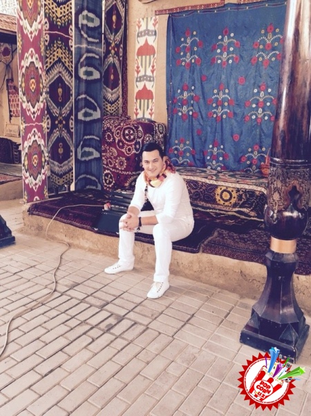 Дилшод Ҳоликов мухлислари учун туҳфа тайёрламоқда