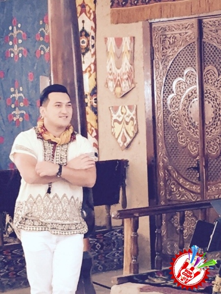 Дилшод Ҳоликов мухлислари учун туҳфа тайёрламоқда