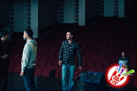 Эртага концерт дейдиган кун...хонанда тунгга қадар репетиция жараёнларини тўхтатмади