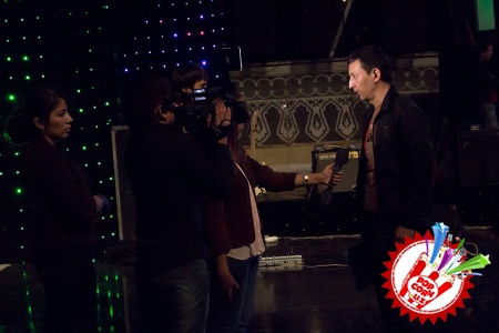 Эртага концерт дейдиган кун...хонанда тунгга қадар репетиция жараёнларини тўхтатмади