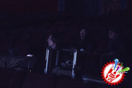 Эртага концерт дейдиган кун...хонанда тунгга қадар репетиция жараёнларини тўхтатмади