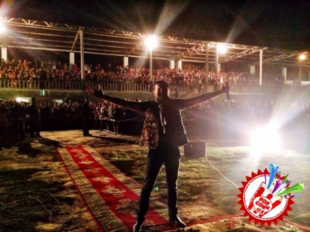 У ҳамиша мухлислари кўнглини олишга ҳаракат қилади.