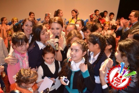 Лола болаларга бир олам қувонч бағишлади