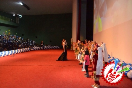 Лола болаларга бир олам қувонч бағишлади