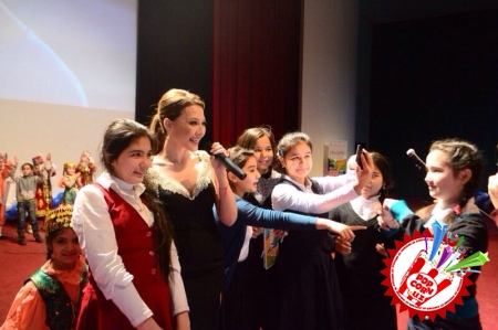 Лола болаларга бир олам қувонч бағишлади