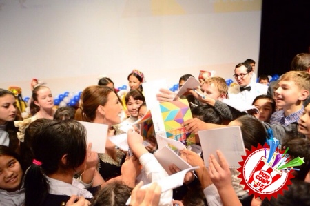 Лола болаларга бир олам қувонч бағишлади