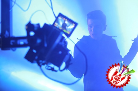 Клип суратга олдириш учун бир ой давомида профессионал рақсга тушишни ўрганган Далер