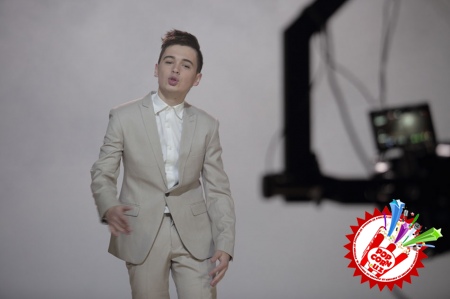 Клип суратга олдириш учун бир ой давомида профессионал рақсга тушишни ўрганган Далер