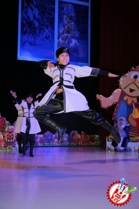 Янги йилга бағишланган дастурлар болаларга шодлик онларини тортиқ этди