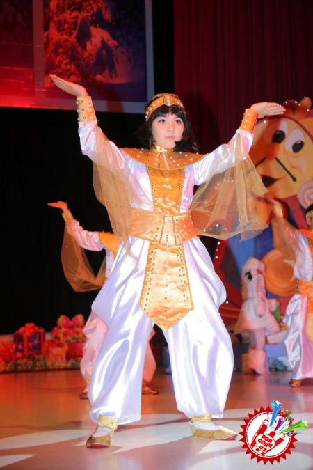 Янги йилга бағишланган дастурлар болаларга шодлик онларини тортиқ этди