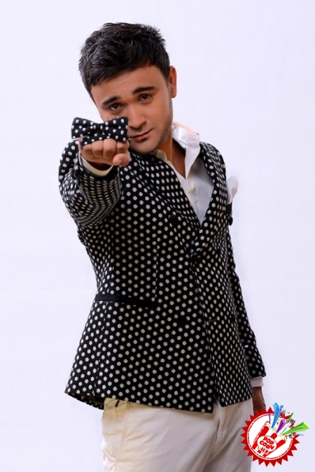 Шоҳруҳхон концерт олдидан кутилмаган туҳфалар тақдим этмоқда