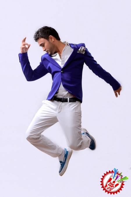 Шоҳруҳхон концерт олдидан кутилмаган туҳфалар тақдим этмоқда