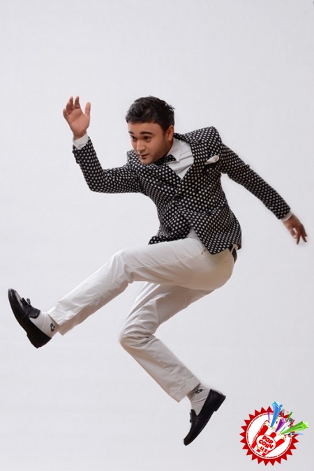 Шоҳруҳхон концерт олдидан кутилмаган туҳфалар тақдим этмоқда