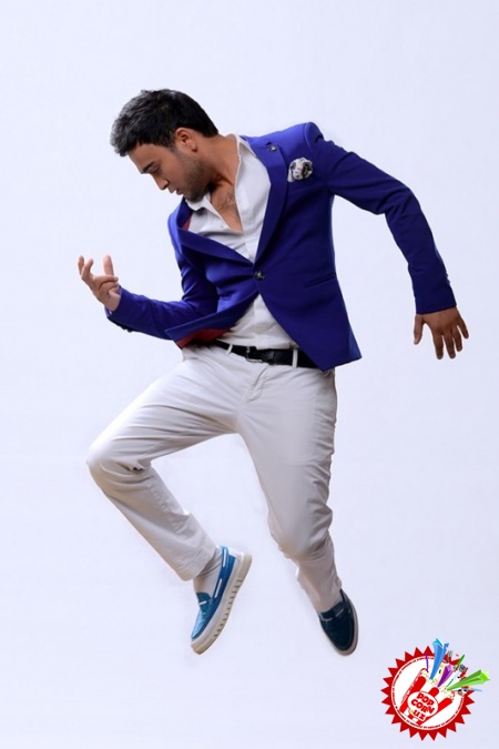 Шоҳруҳхон концерт олдидан кутилмаган туҳфалар тақдим этмоқда