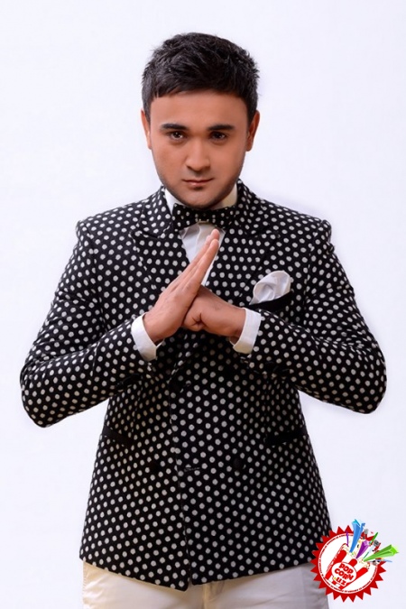 Шоҳруҳхон концерт олдидан кутилмаган туҳфалар тақдим этмоқда